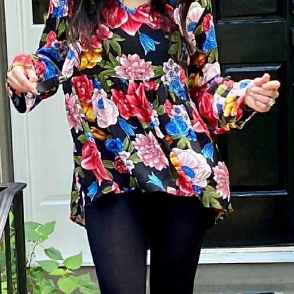 Floral Tunic top size medium - Picture 2 of 2